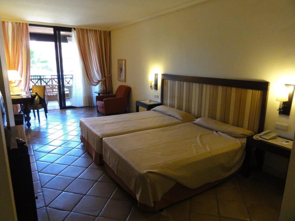 Unrenoviertes Privilege Zimmer H10 Costa Adeje Palace