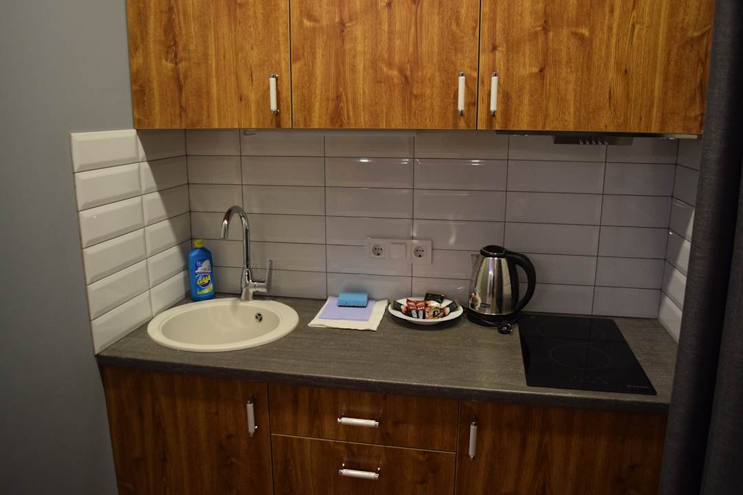 Baseina Street 23, Mini-Küche mit Herd, Spüle, Kühlschrank u Partner Guest House Baseina Street