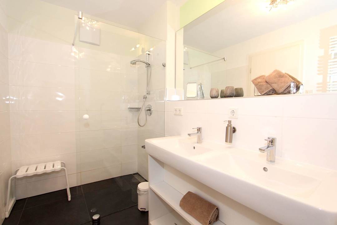 2. Badezimmer mit Badewanne und Dusche! Ferienwohnung Laila