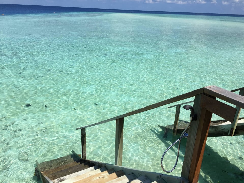 Treppe Bungalow ins Wasser Veligandu Maldives Resort Island