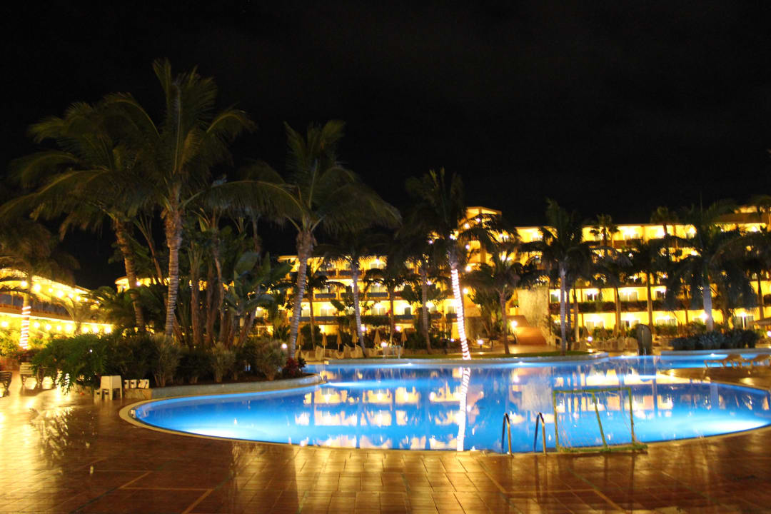 Der Pool am Abend Club Hotel Drago Park