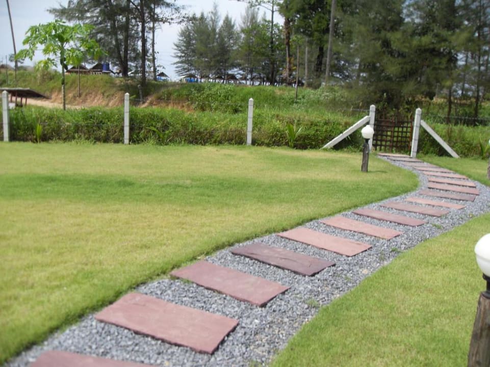 Von hier sind es ca. 150m zum Strand  Khao Lak Riverside Resort & Spa