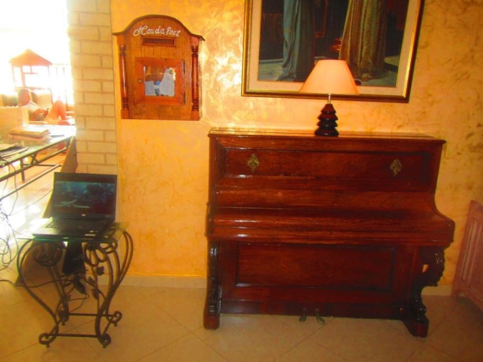 Briefkasten; unten: Tauchvideo Houda Golf & Beach Club