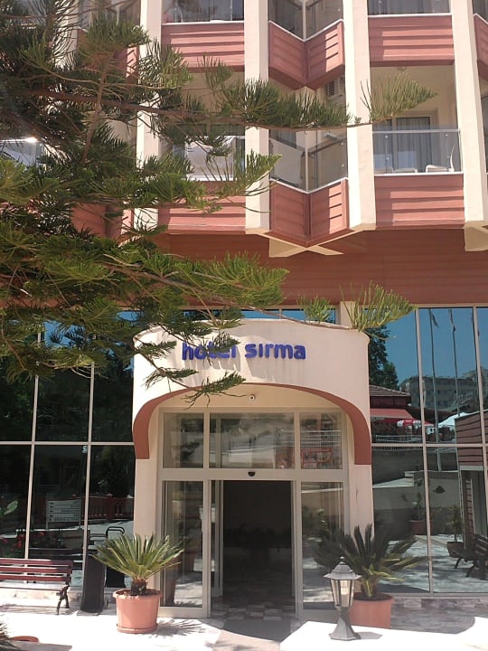 Haupteingang Hotel Sirma