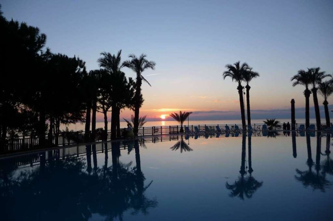 Sonnenuntergang wenn es Zuhause stürmt und schneit PALOMA Perissia