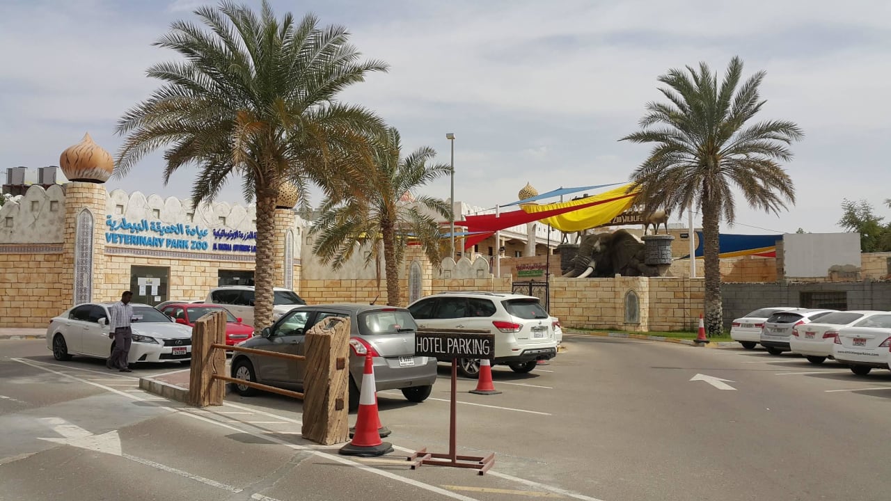 Parking Hotel Emirates Park Resort