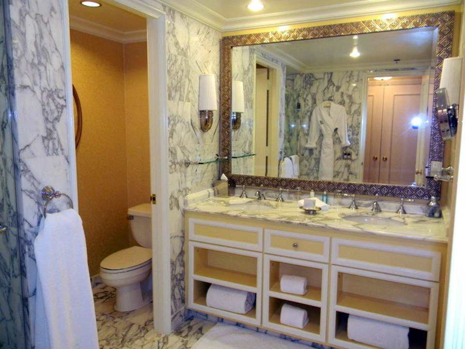 Bad Hotel Eau Palm Beach Resort & Spa