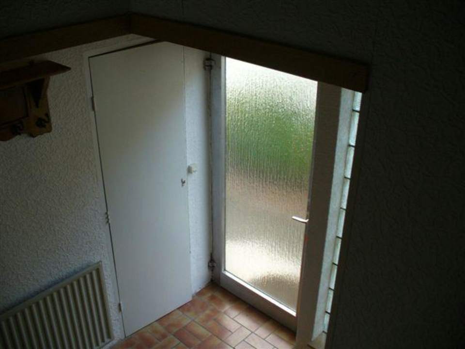 Blick von der Treppe nach unten zum Seiteneingang Apartments Stegelshof