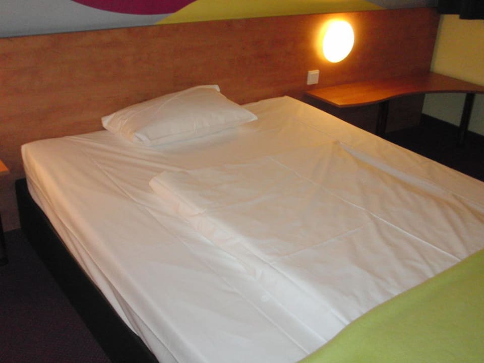 Großes Doppelbett B&B Hotel Hannover-Nord