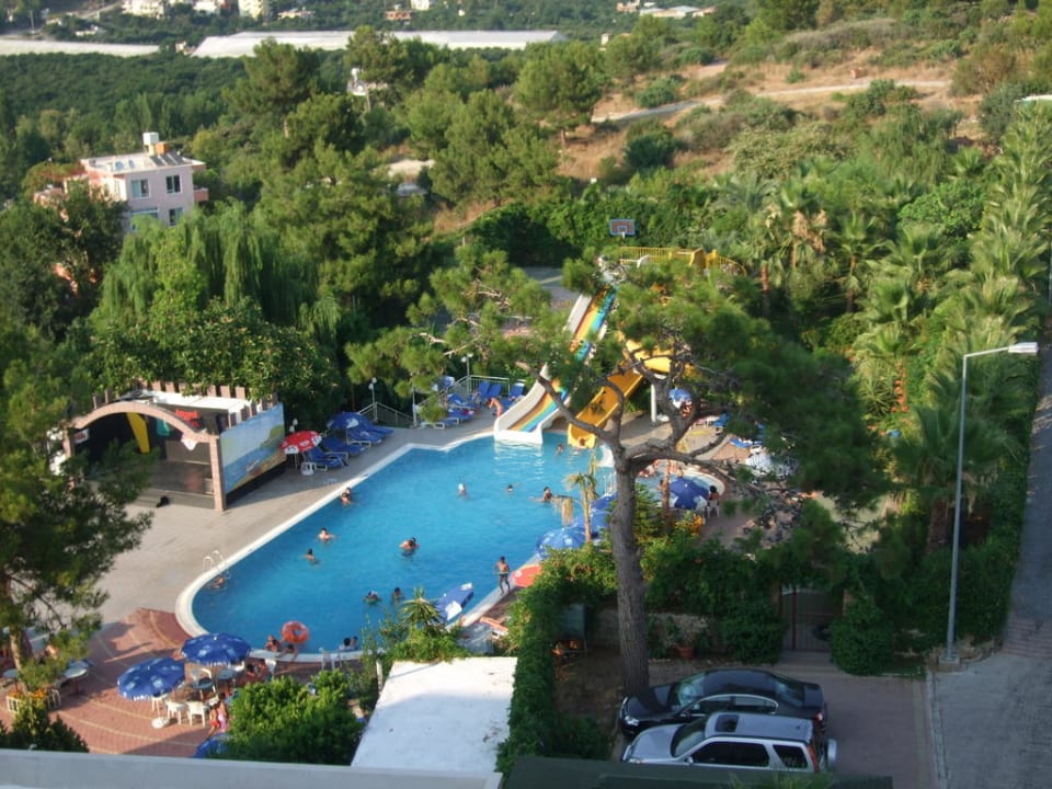 Вид из номера на бассейн Hotel Akropol