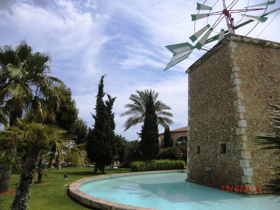 Neben dem Hoteleingang Holiday Village Majorca