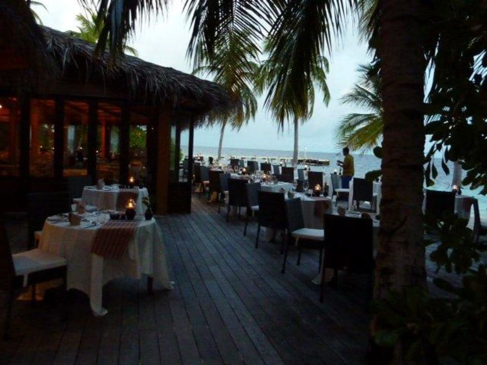 Restaurant draußen Mirihi Island Resort