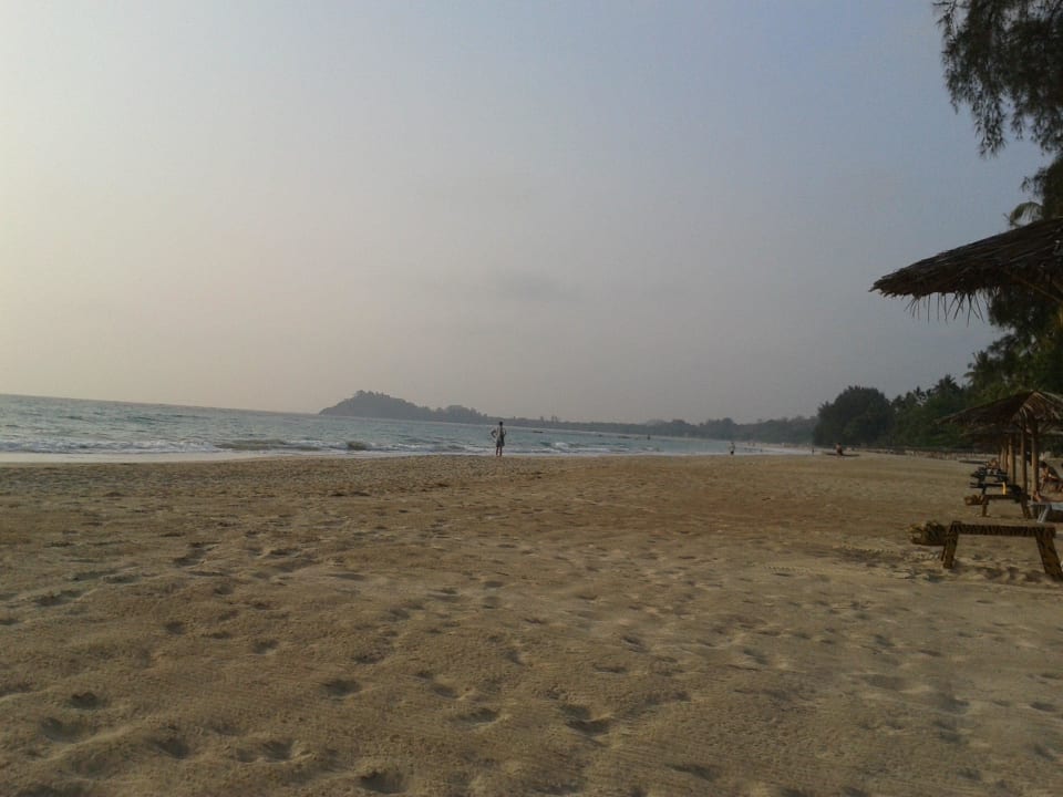 Langer Strand, super sauber ! Hotel Sandoway Resort