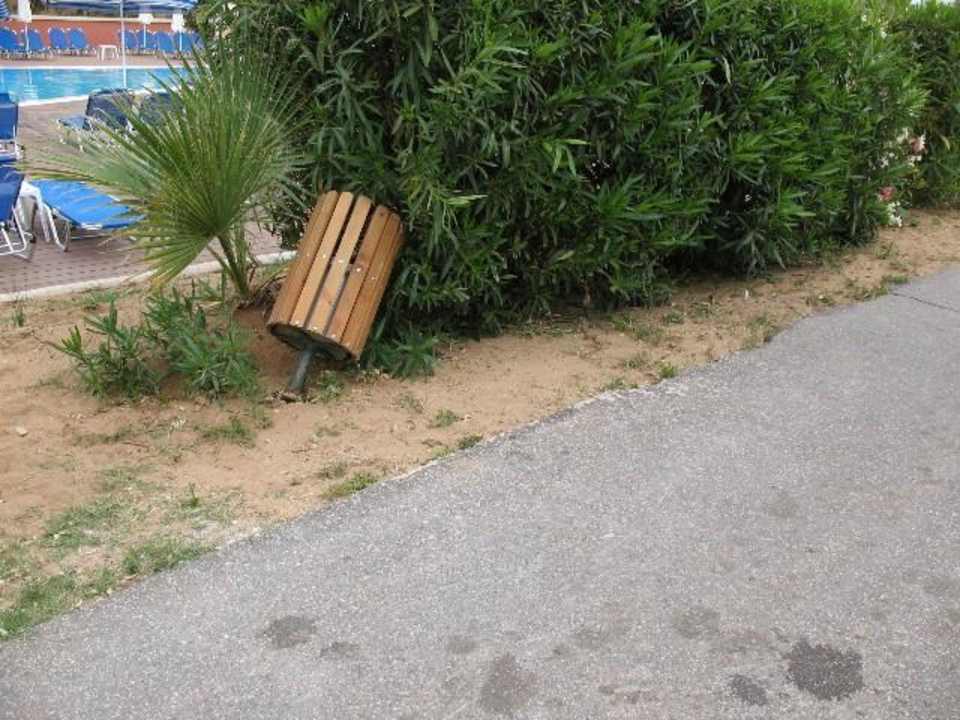 Defekte Tonnen Sandy Beach Resort