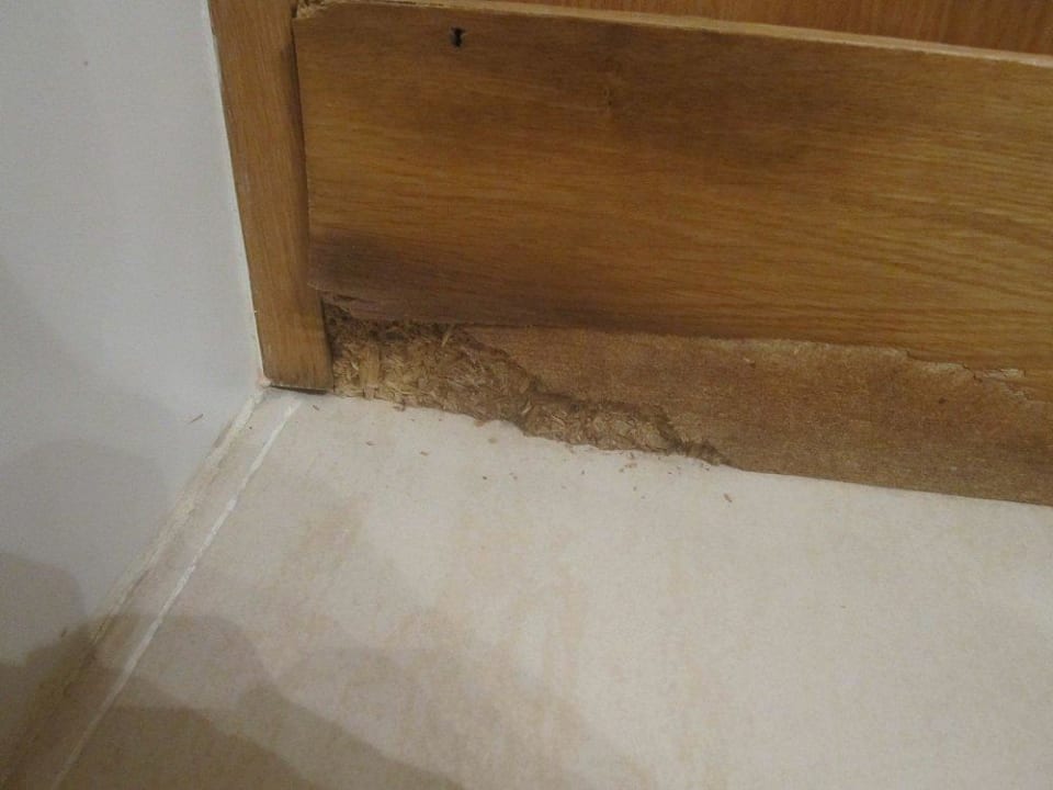 Verkleidung im Bad durch Plastikhocker verdeckt Valentin Reina Paguera