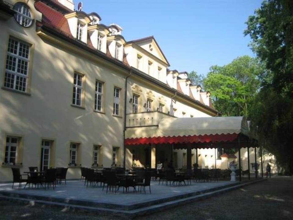 Schloßhotel hinten mit Terrasse Hotel Pałac Izbicko