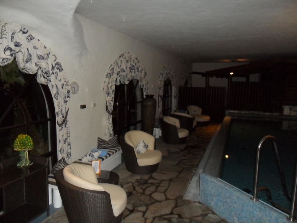 Blick ins Schwimmbad Relais Chateaux Jagdhof Glashütte