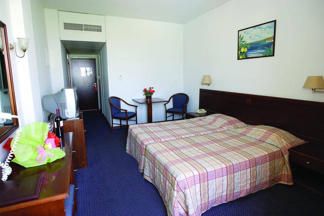 Standard twin room Hotel Crown Resort Henipa