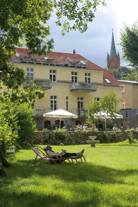 Der parkähnliche Garten lädt zum Ausruhen ein Haus Seenland