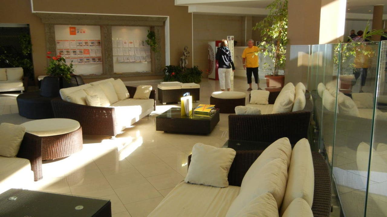 Lobby des Hotels Aldiana Club Rocca Nettuno Calabria