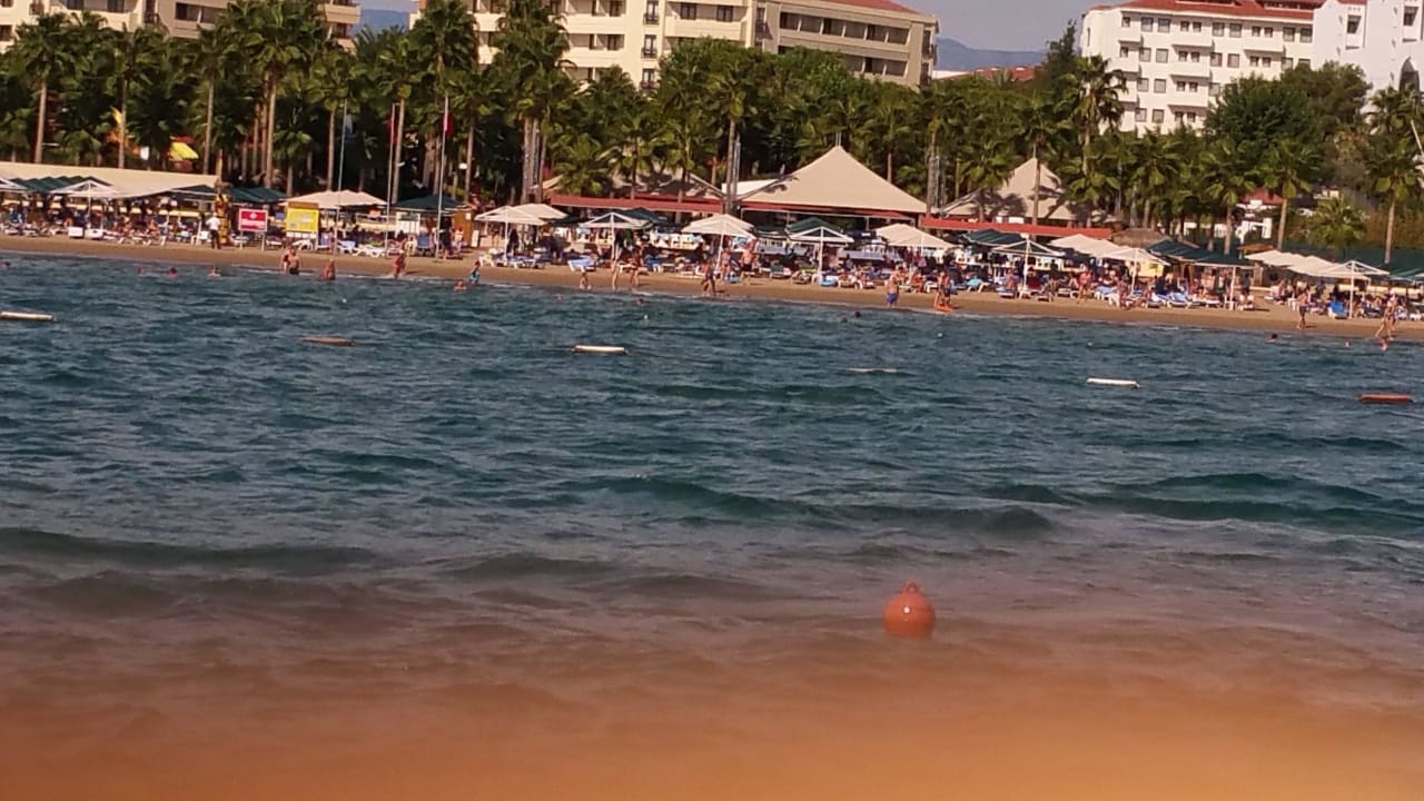 Blick vom Bootsausflug auf Hotel und Strand Miramare Queen Hotel