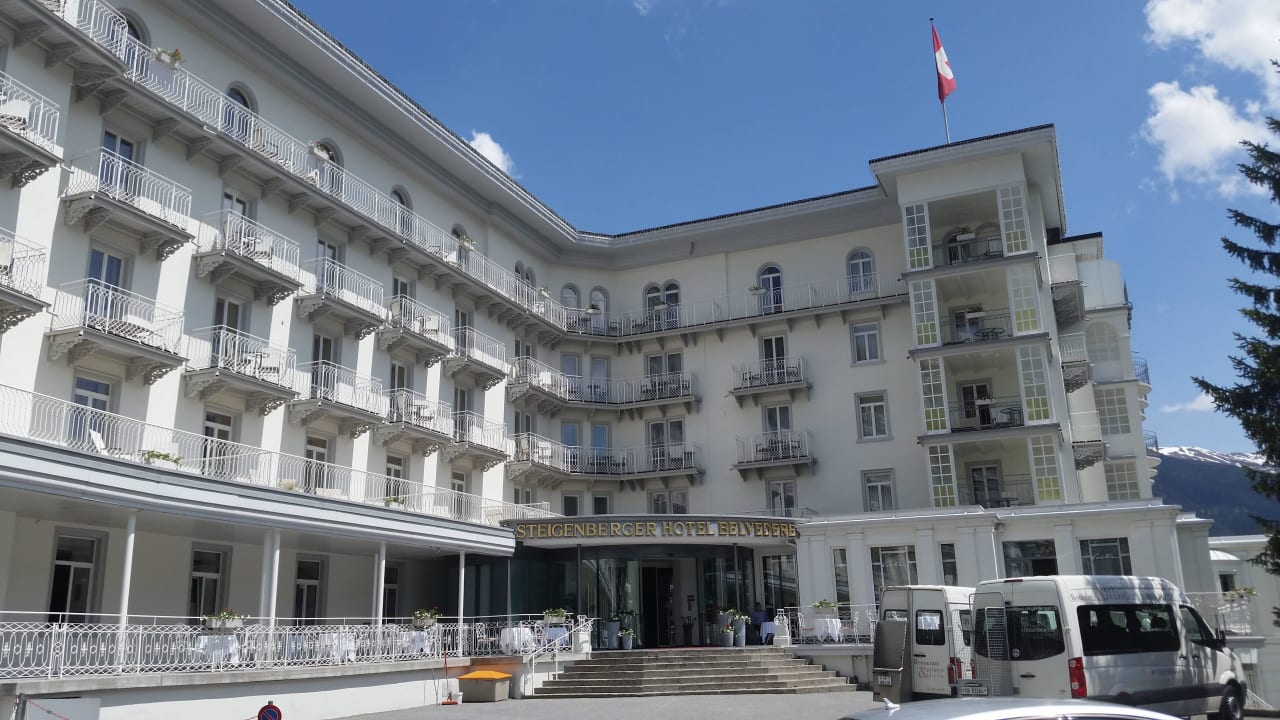 Hoteleingang Steigenberger Icon Grandhotel Belvédère