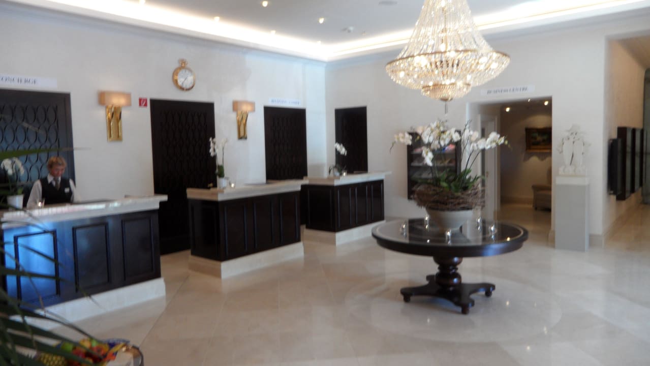 Schlichte Eleganz in der Lobby Steigenberger Icon Parkhotel