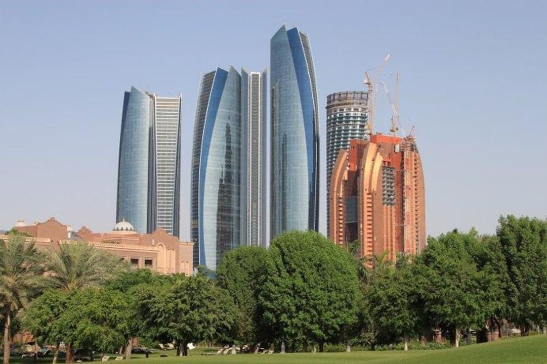 Liegewiese mit Blick auf Ethiad Tower Emirates Palace Mandarin Oriental