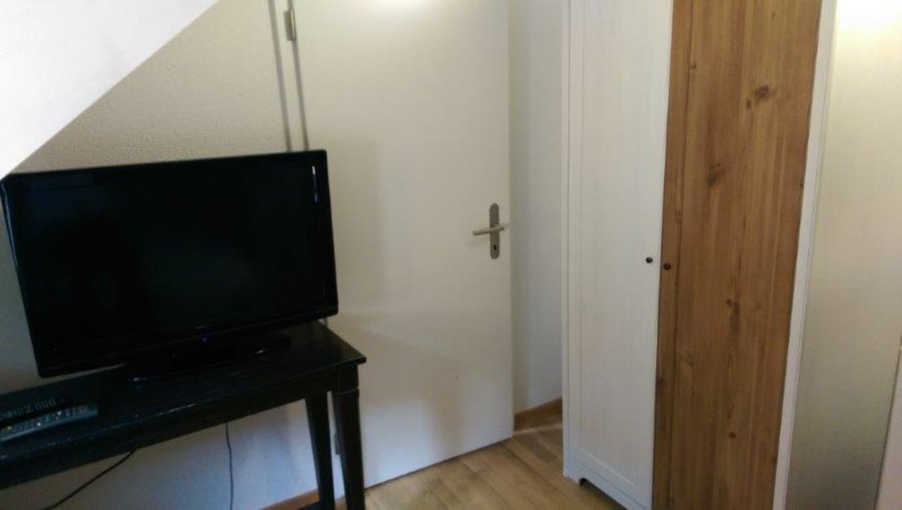 300 Kanäle im TV-ein Großteil funktioniert nicht! Swiss Star Guesthouse District 4