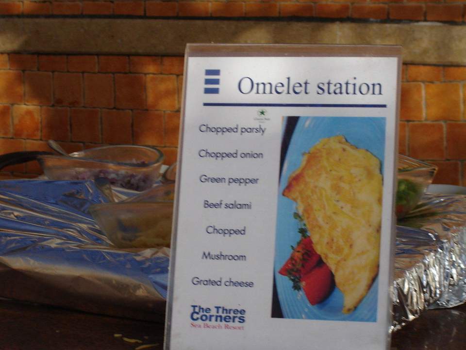 Śniadanie - stacja omletów Three Corners Sea Beach Resort