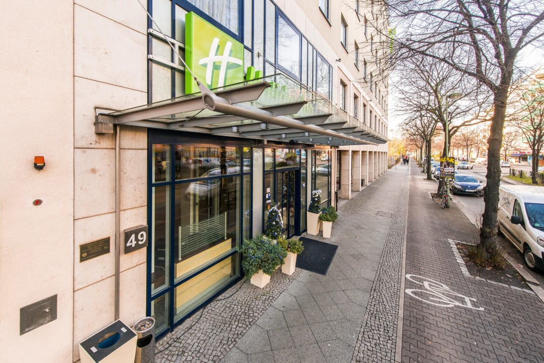 Hoteleingang Holiday Inn Express Berlin City Center
