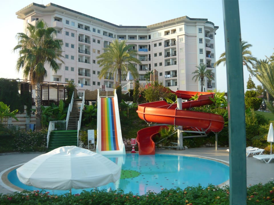 Hier der kleine Pool mit 2 Rutschen Kilikya Resort Camyuva