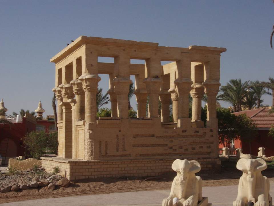 Tempelnachbau der Göttin Isis Pickalbatros Alf Leila Wa Leila Resort - Neverland Hurghada