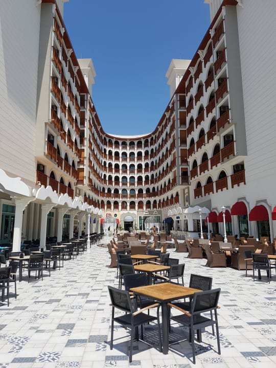 Hofseite mit Bar Quattro Beach Spa & Resort