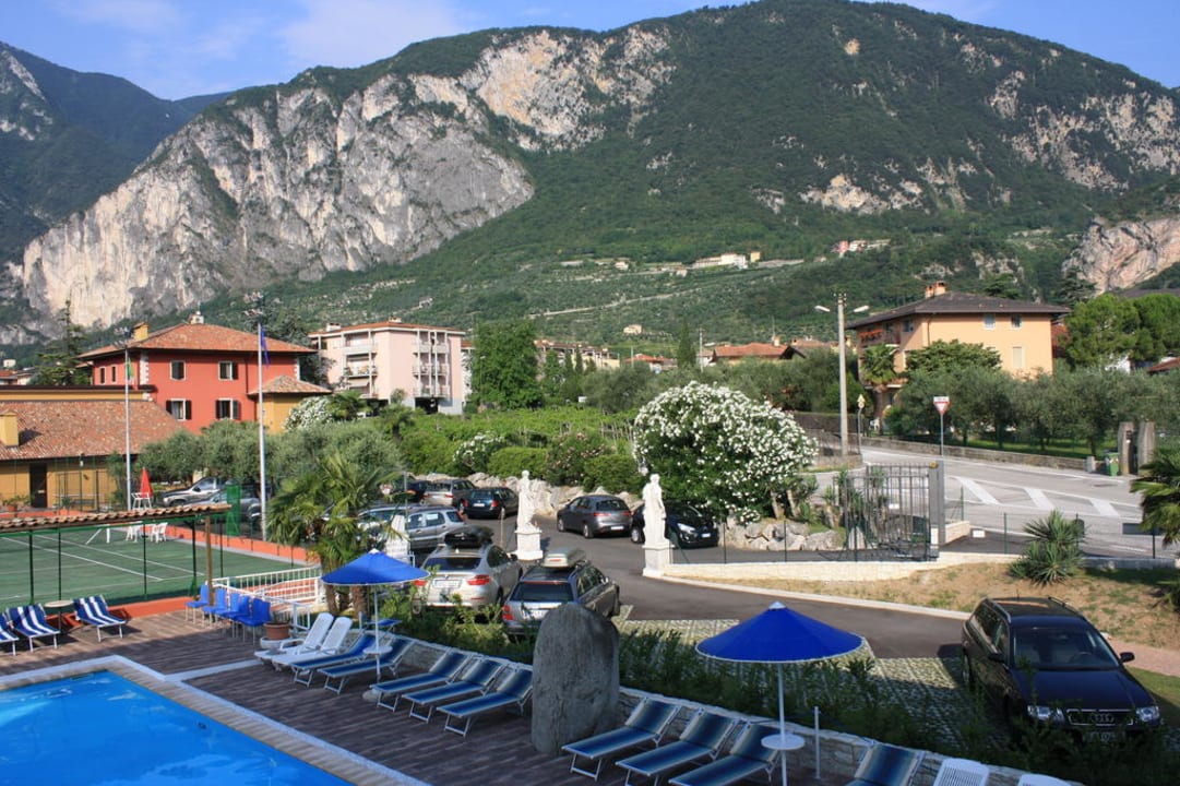 Blick auf den Pool und den vorderen Parkplatz Residenza Le Due Torri