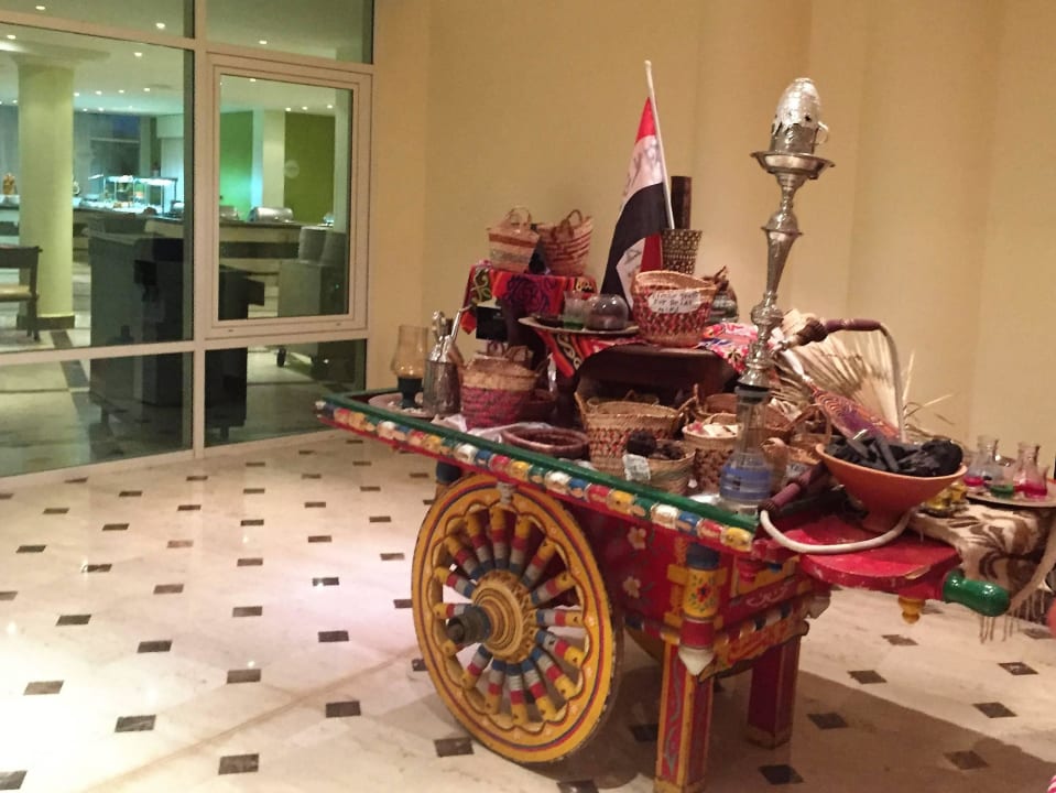 Am Abend vor dem Restaurant Malikia Resort Abu Dabbab