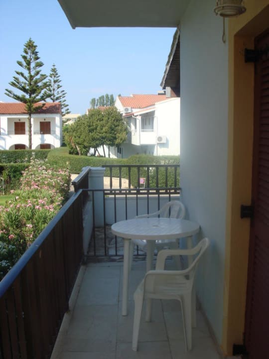 Balkon mit Blick ins Landesinnere Acharavi Beach Hotel
