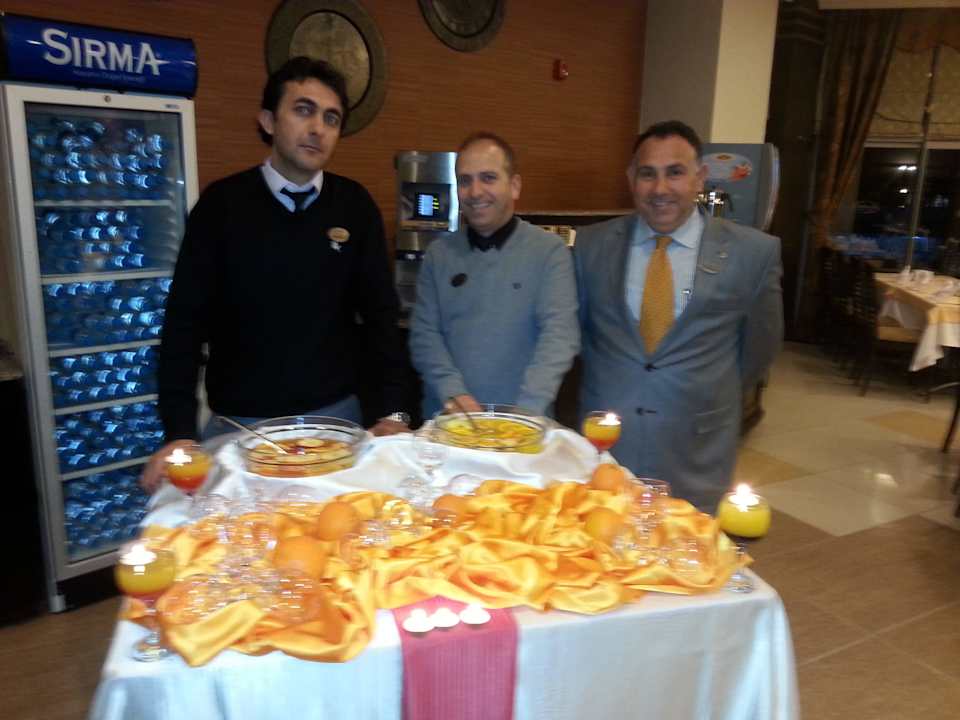 Netter Empfang zum Abendessen Alaiye Resort & Spa