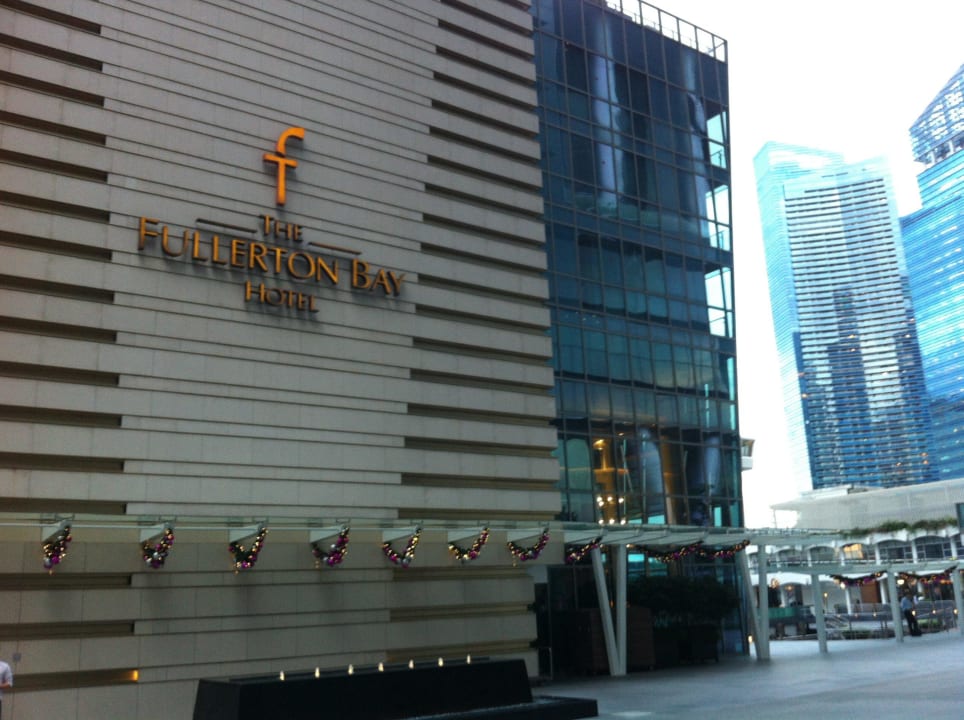 Eingang The Fullerton Bay Hotel Singapore