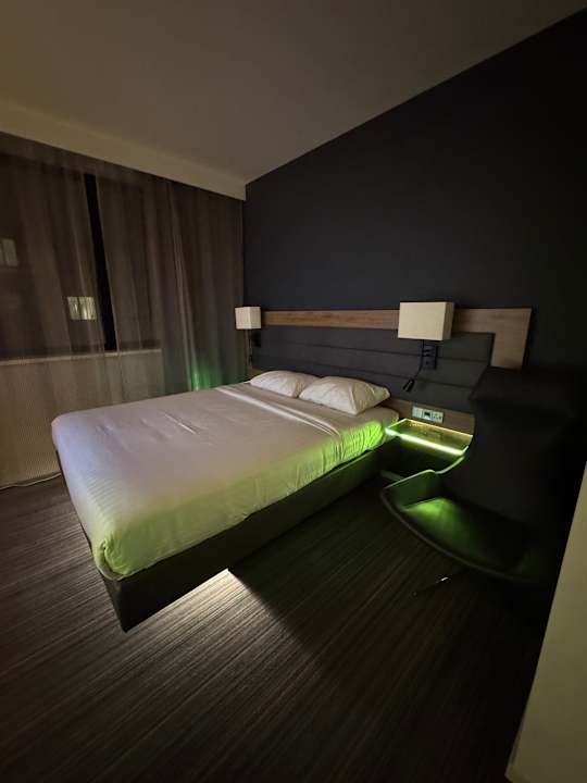 Zimmer Moxy London Heathrow Airport