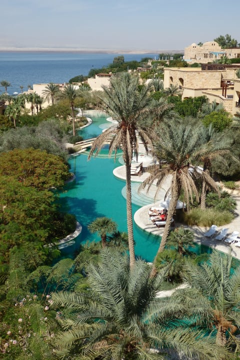 Poolanlage von oben Hotel Kempinski Ishtar Dead Sea