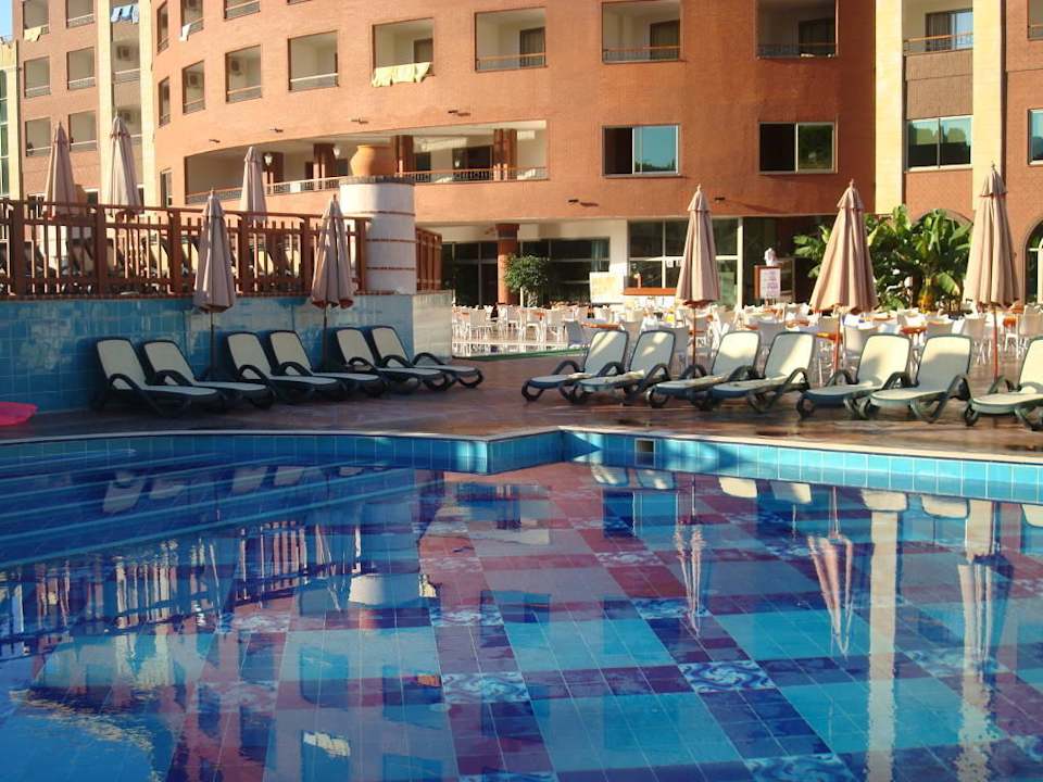 Poolanlage mit genügend Liegen NoxInn Club