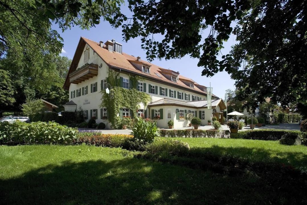 Hotelansicht vom Herrenhaus  Brauereigasthof Hotel Aying