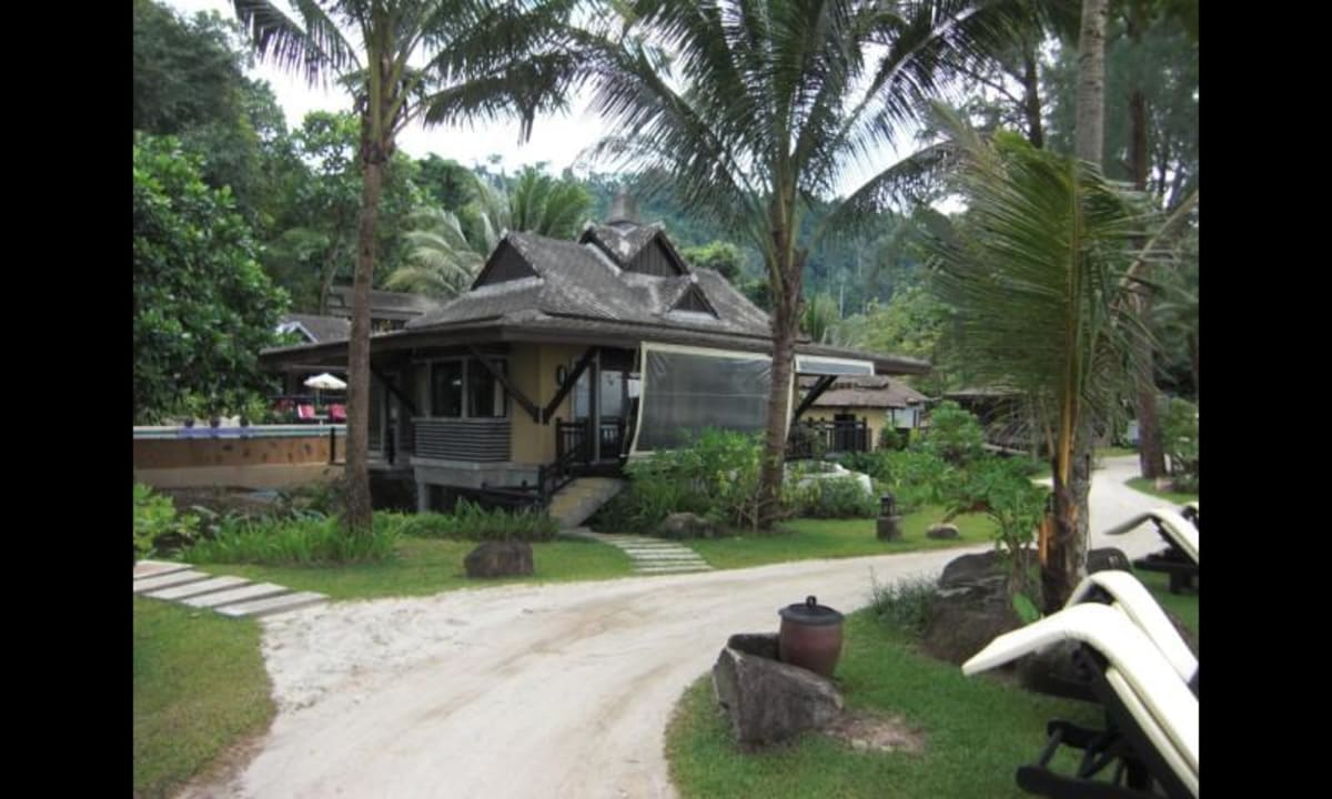 Gartenanlage mit Bungalow Moracea by Khao Lak Resort