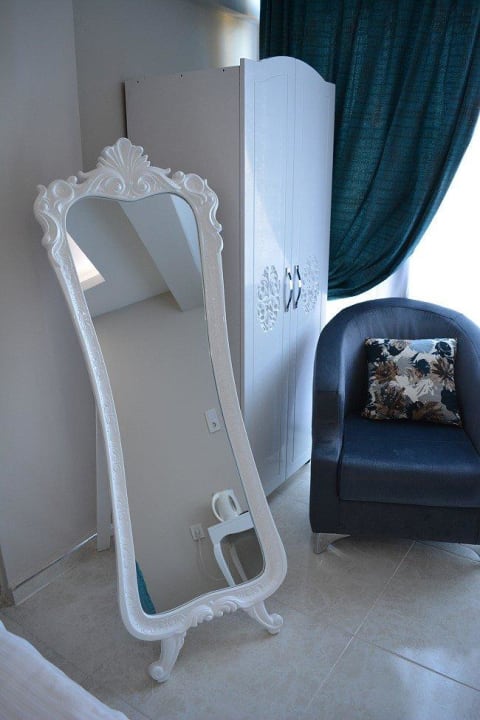 Spiegel, Schrank und Sessel Melrose Viewpoint Hotel