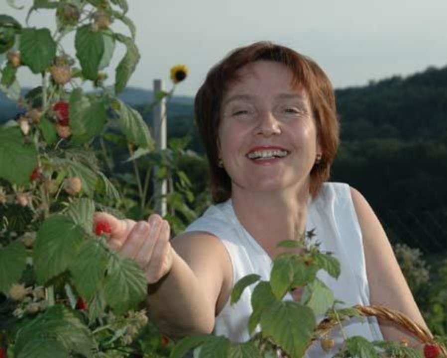 Gastgeberin im Garten Hügellandhof Familie Uitz