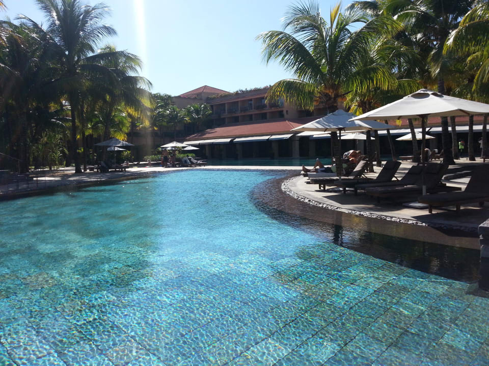 Im Hintergrund vom Pool das Restaurant Mauricia Beachcomber Resort & Spa