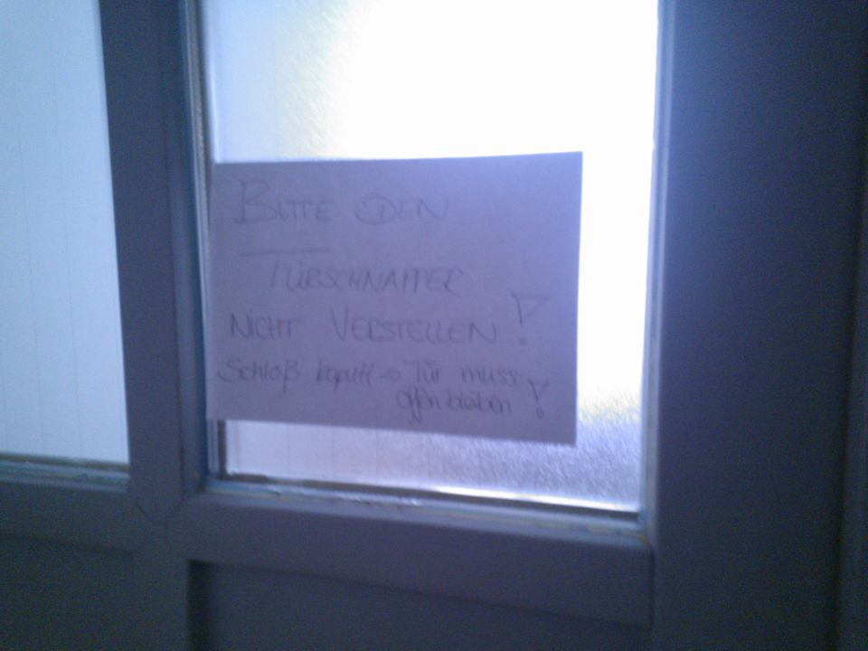 An der Türe wird direkt auf den ersten Defekt hing Brook Lane Hostel
