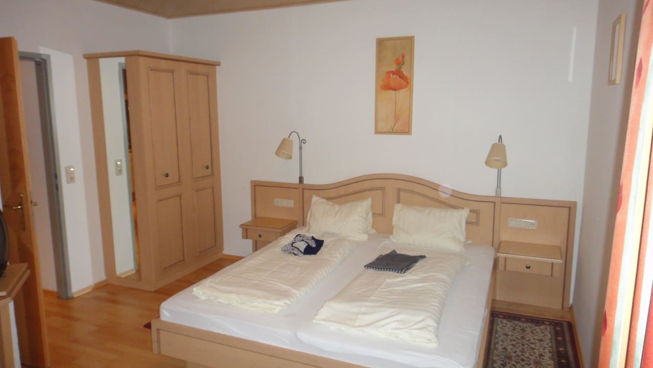 Schlafzimmer in der Ferienwohnung Hotel Pension Die Nockalm