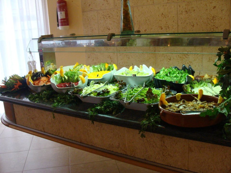 Ein Teil des Salat-Buffets Protur Turo Pins Hotel